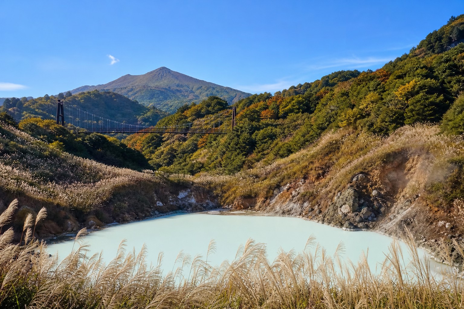 冷水坑牛奶湖與菁山吊橋:火山堰塞湖的乳白湖水與跨越溪谷的吊橋,秋芒點綴湖畔(AI 生成示意圖)
