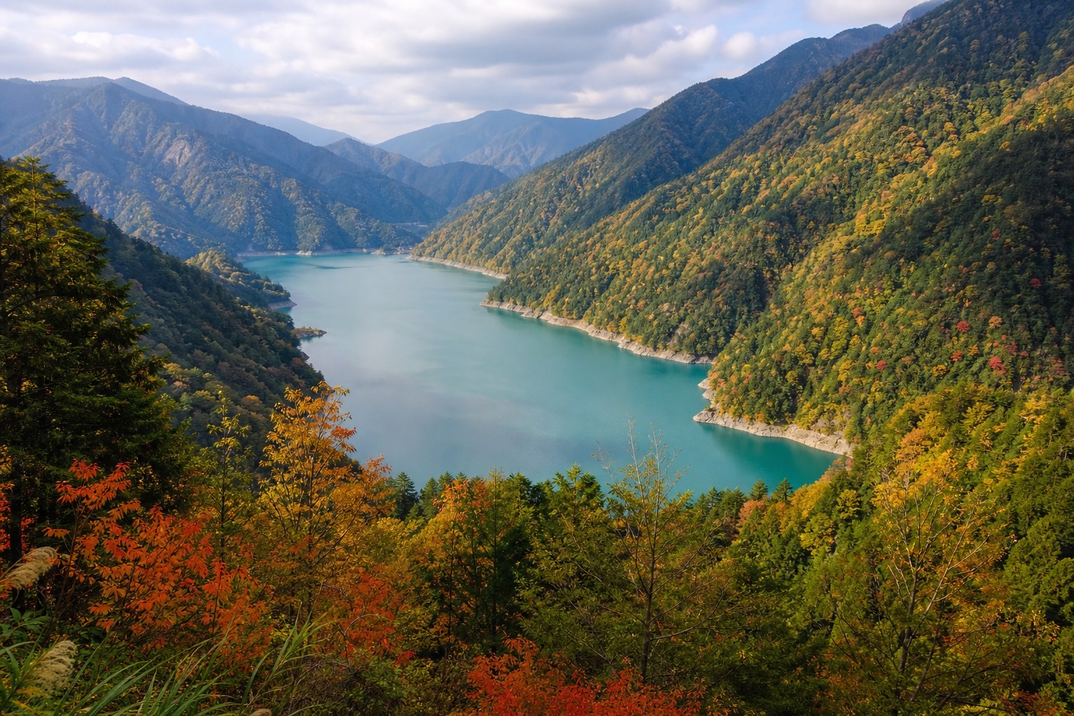 霧社附近的碧湖（萬大水庫）蜿蜒於群山之間，秋季山頭點綴楓紅