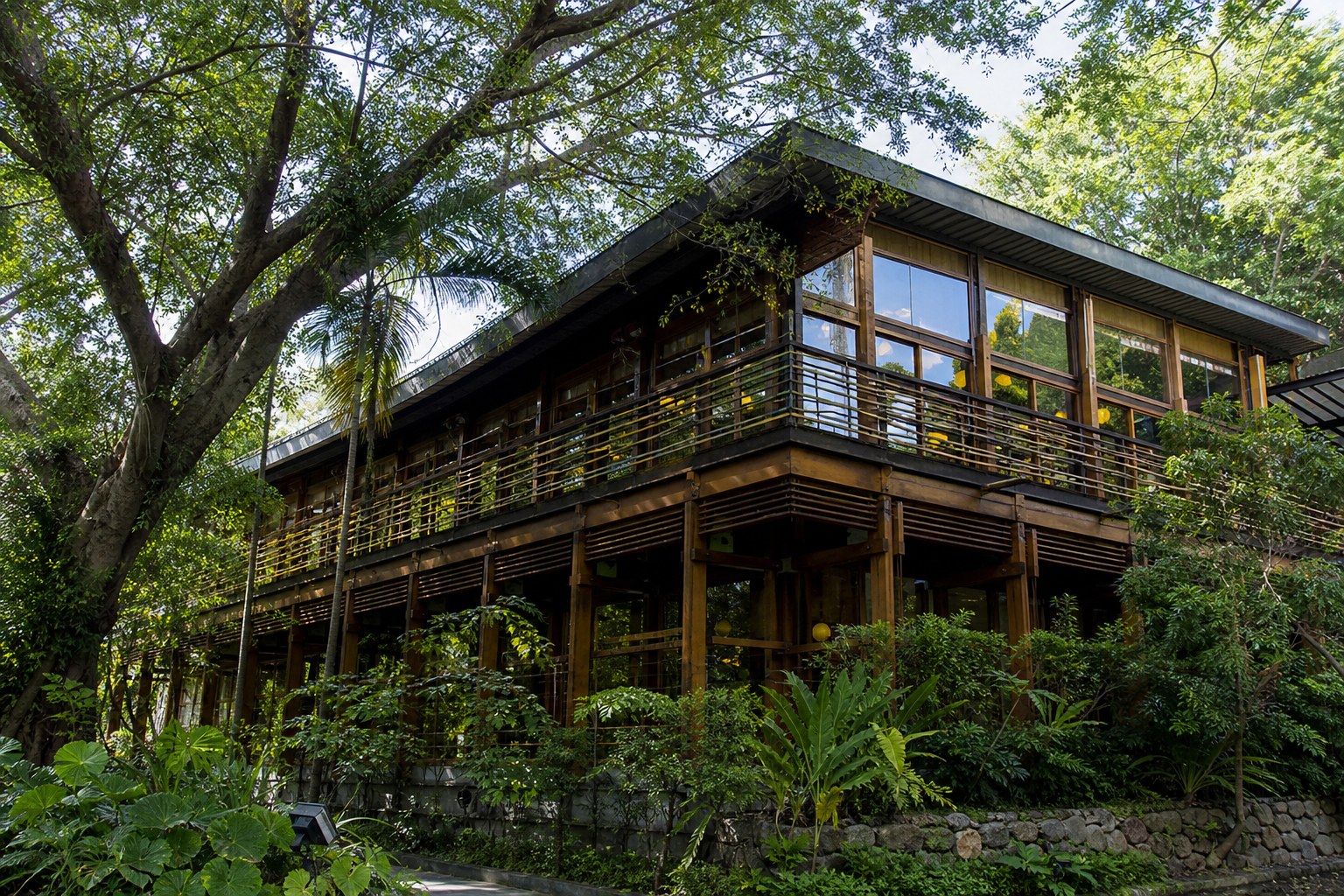 北投圖書館是台灣首座綠建築圖書館，木造外觀與北投公園的綠意融為一體