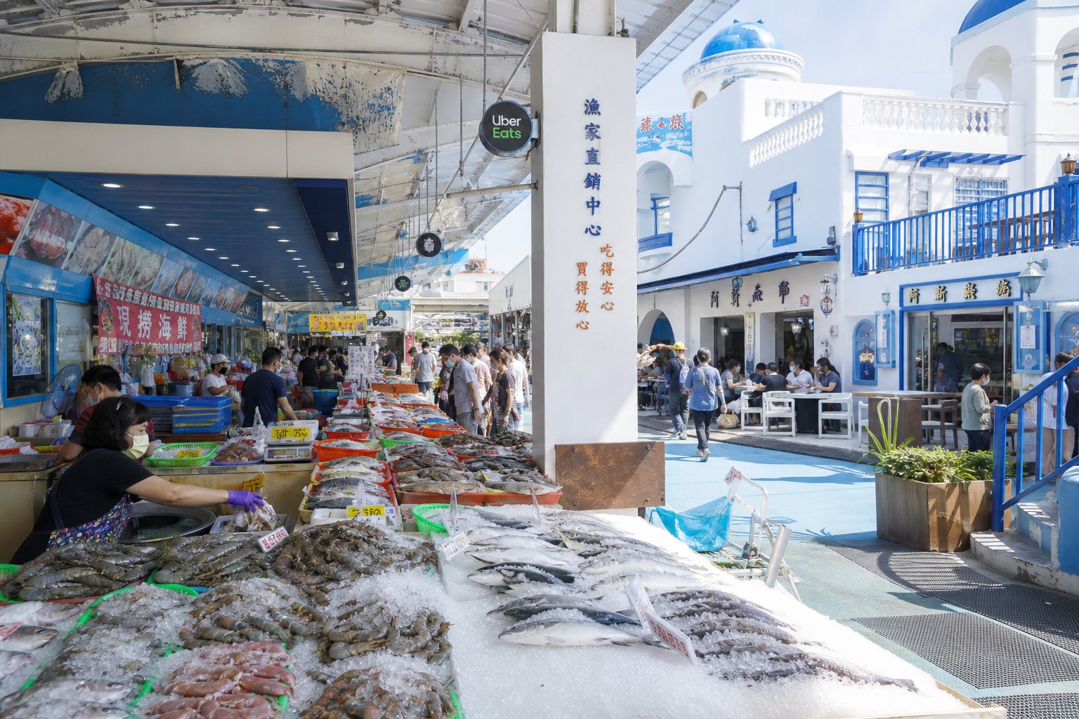 梧棲漁港魚貨直銷中心：現流海鮮攤位與藍白地中海風格建築，代客料理是標準吃法（AI 生成示意圖）