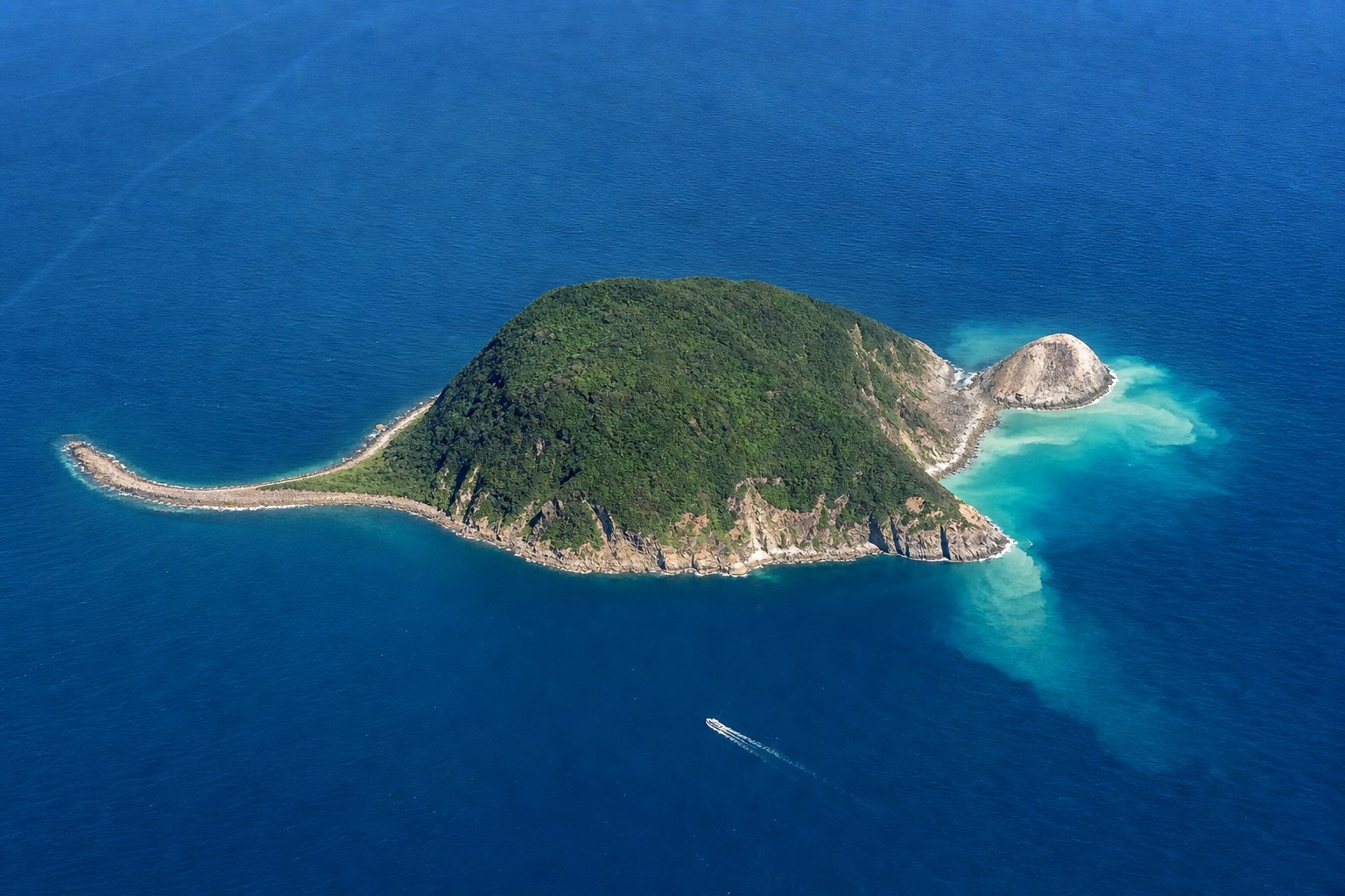 龜山島空拍全景：外型酷似浮龜的火山島，龜首火山地貌與龜尾礫石灘清晰可見（AI 生成示意圖）