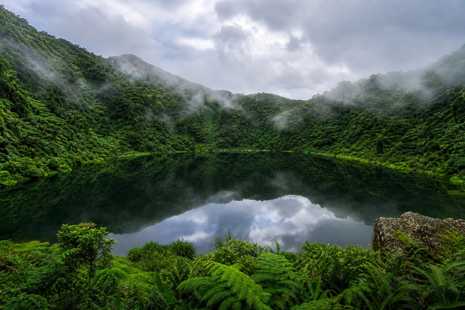 大天池是達悟族人口中的「高山之海」,雨後如明鏡倒映山林