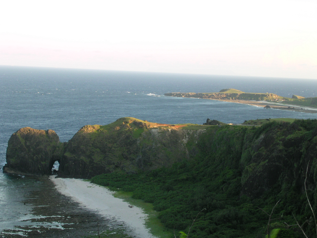 綠島睡美人岩海岸,清澈海水與礁岩景觀