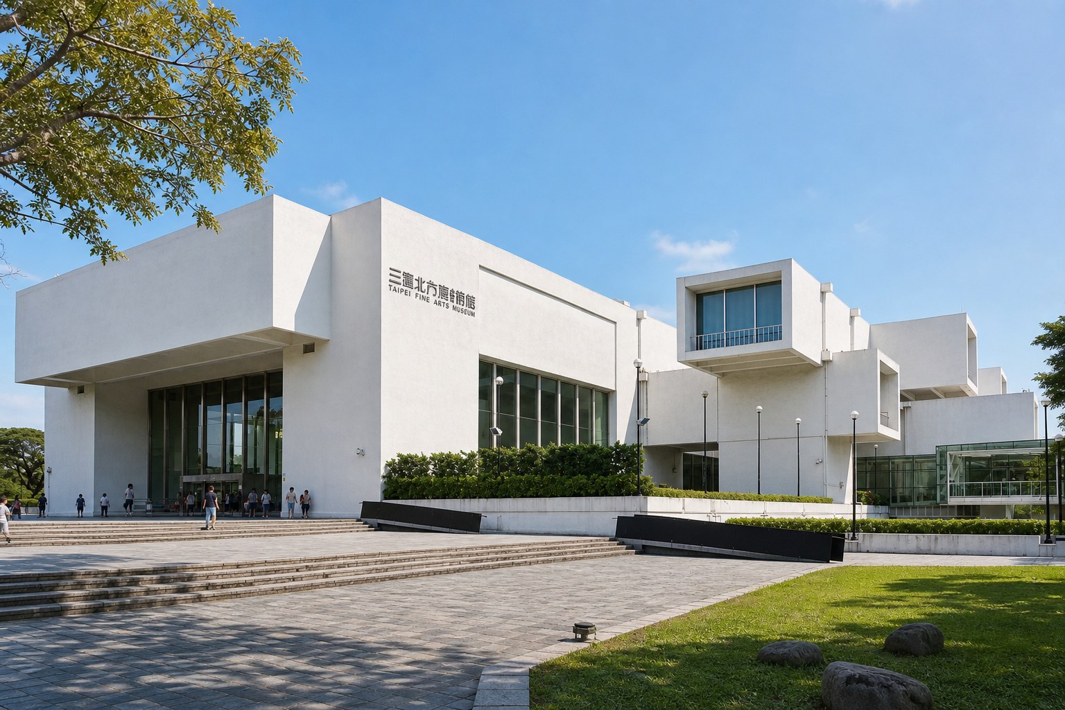 【AI生成示意圖】臺北市立美術館白色幾何建築外觀,周圍花博公園綠地與樹木