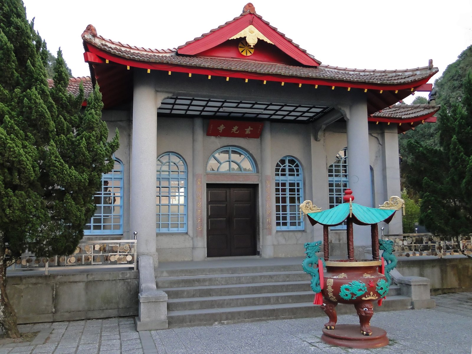 玄光寺正面外觀，紅瓦屋頂與「玄光寺」匾額