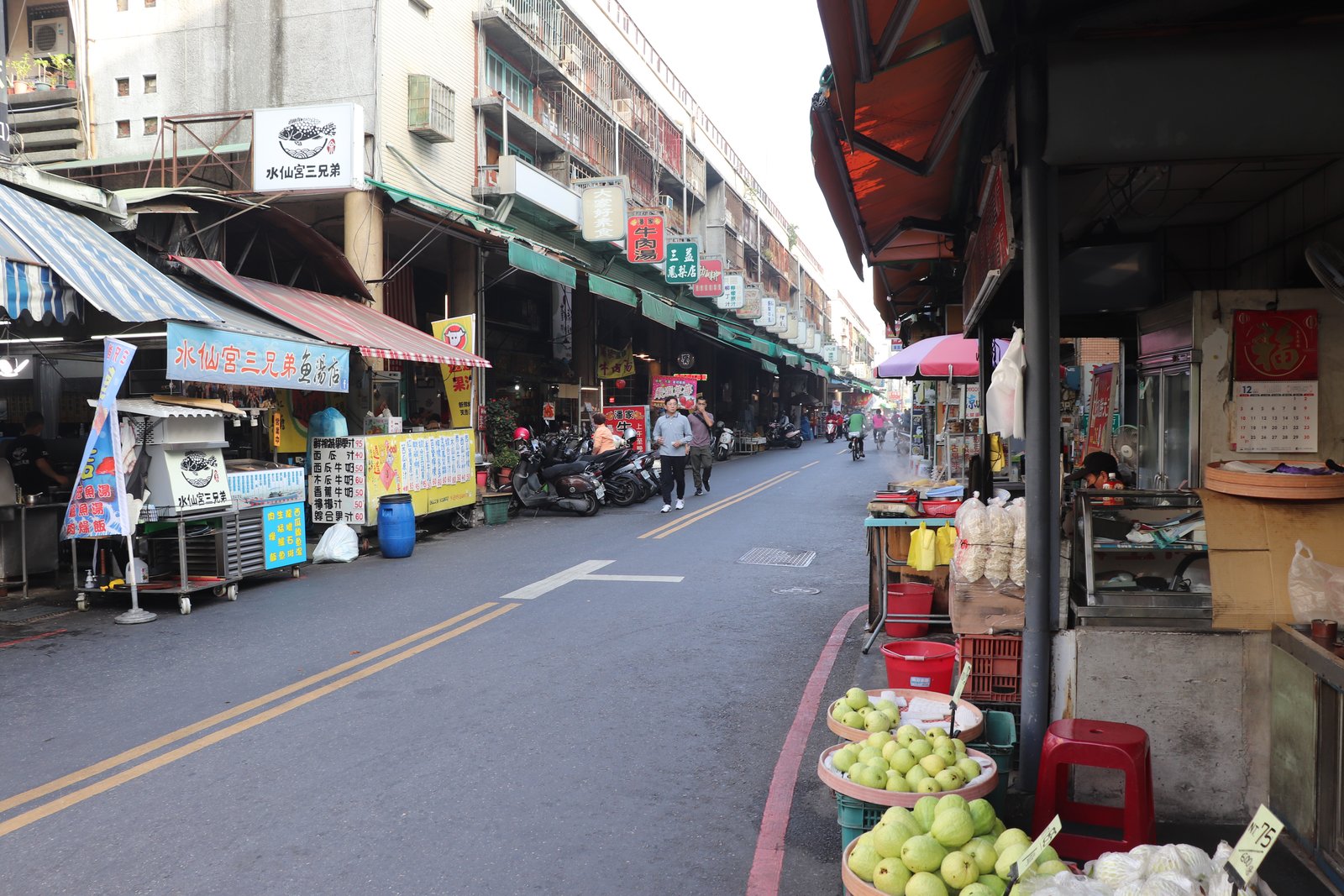 台南國華街夜市小吃攤，紅燈籠、蒸氣與人潮